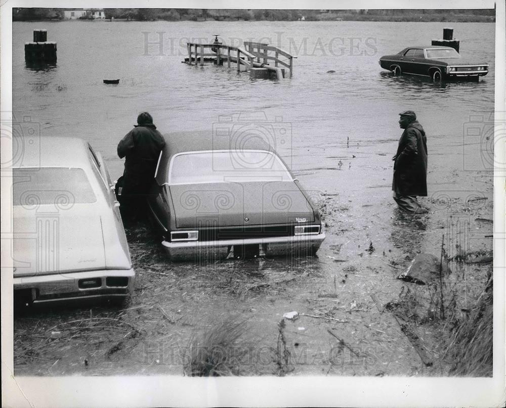 1968 Press Photo Flooded streets in Great Neck N.Y. - Historic Images