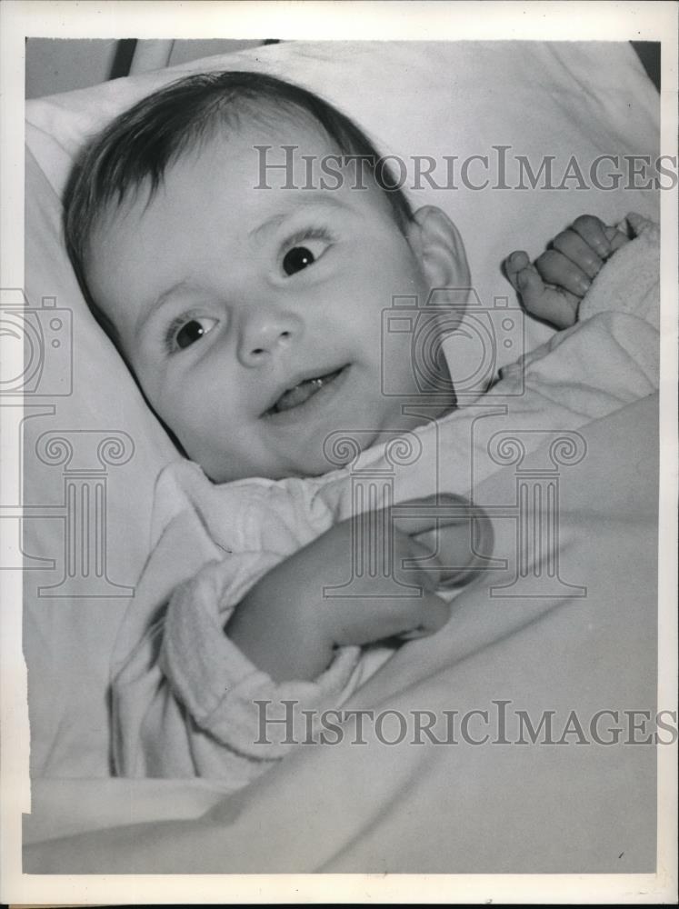 1942 Press Photo Arlene Marie Bertoni born with upside down intestines - Historic Images