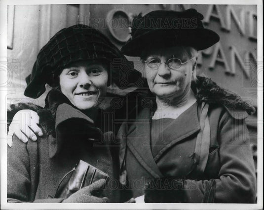 1971 Press Photo Mrs Seen and Mrs. Glenhower Evans at protest meeting - Historic Images