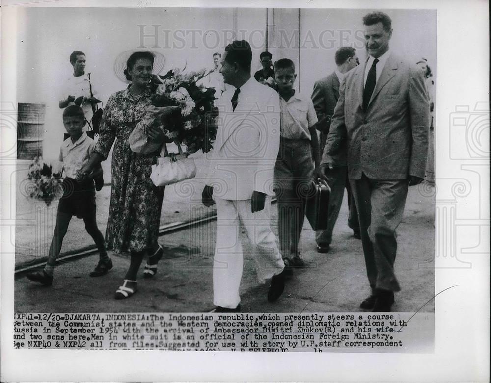 1955 Press Photo Djarkta, Indonesia, Soviet Amb. Dimitry Zhukov &amp; wife - Historic Images