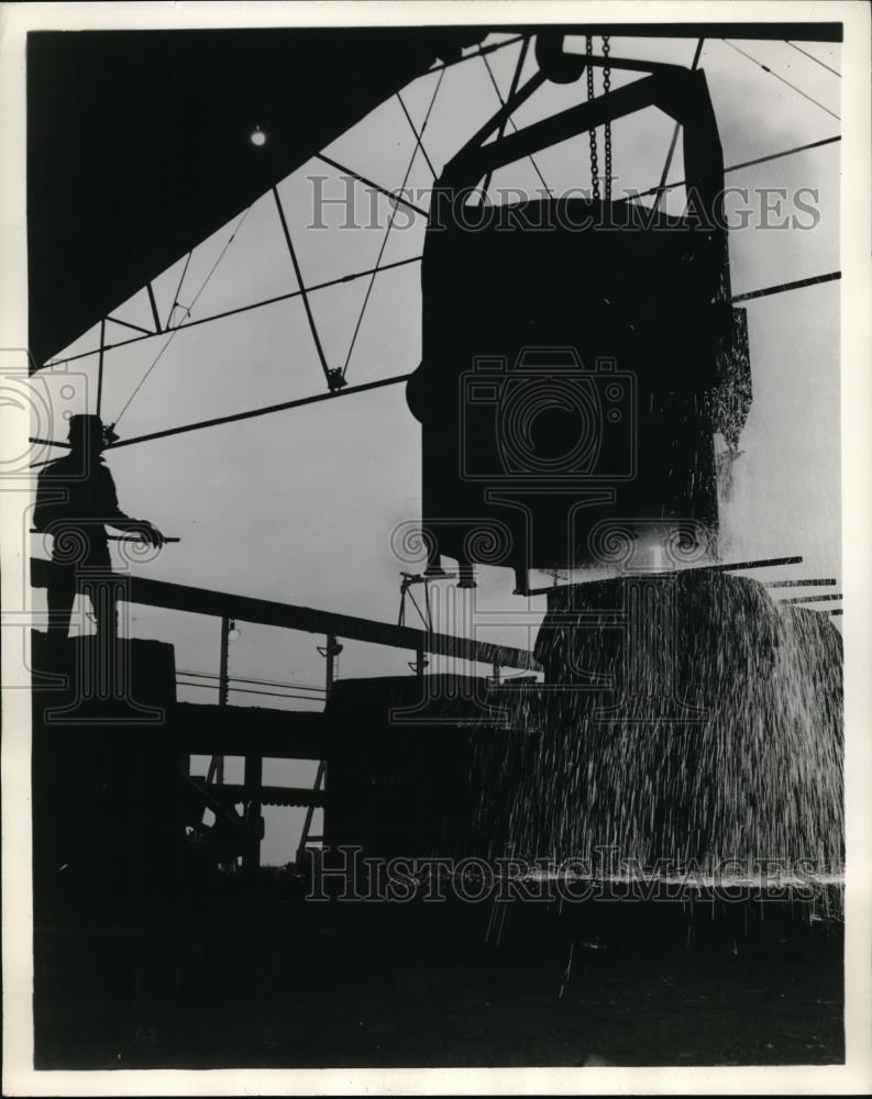 1959 Press Photo Cascading stream of molten steel, LeTourneau Steel Products - Historic Images