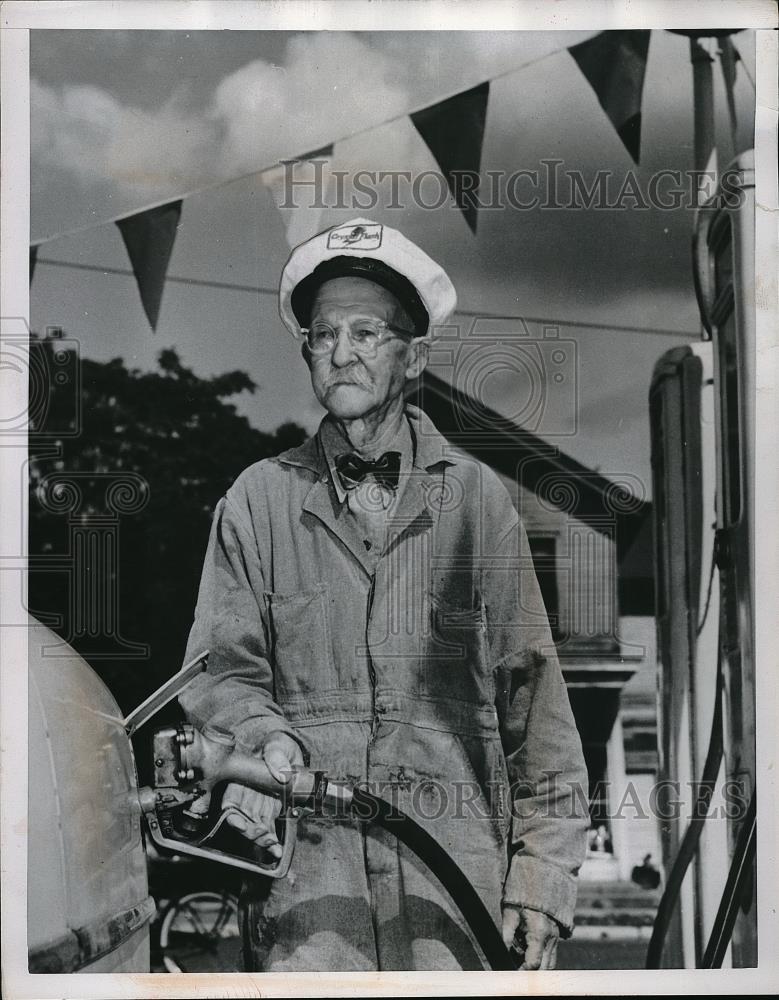 1954 Press Photo Harley H. Lyons Still Puts In 48 Hour Work Week At 90 Years Old - Historic Images