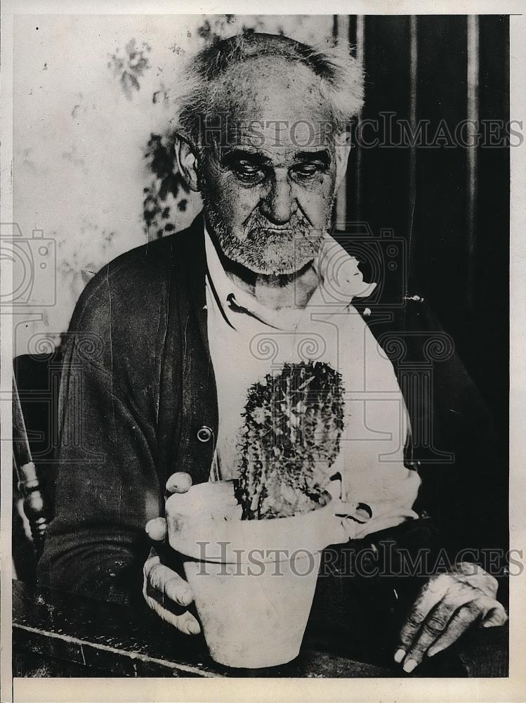 1932 Press Photo Oscar Connelly threw away &quot;Death Cactus&quot; 3 died after flowered - Historic Images