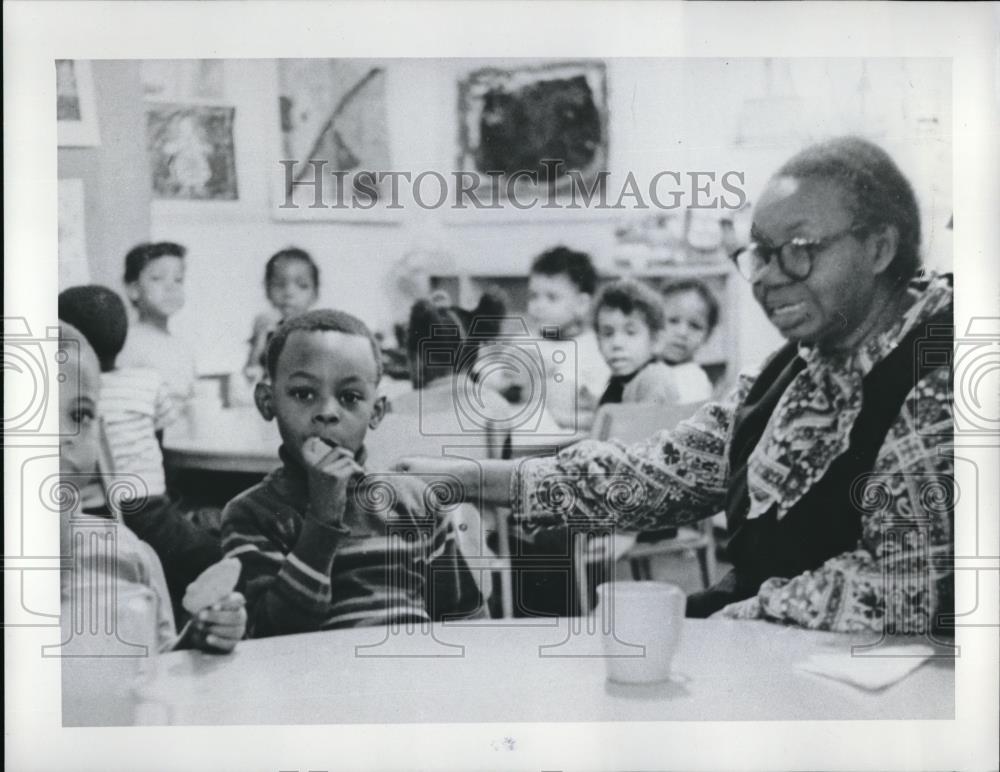 Press Photo Mrs Luzenia Tuell Works With Children At Harlem Operation - Historic Images