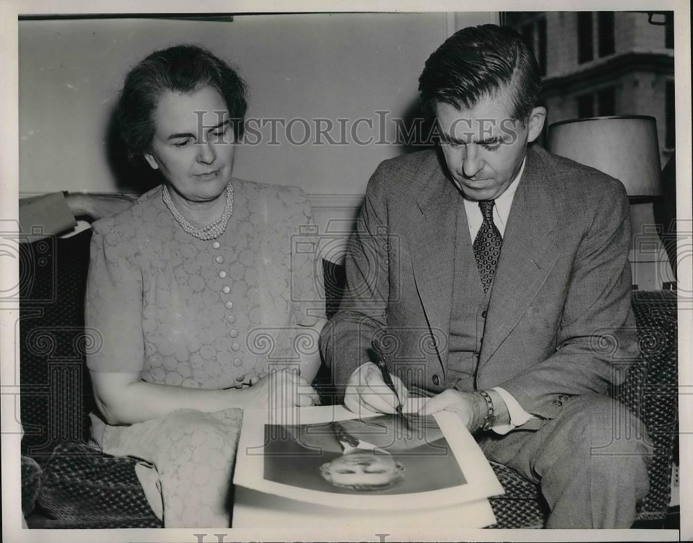 1940 Press Photo Henry A. Wallace with Wife Autographs Photos as VP Nominee - Historic Images