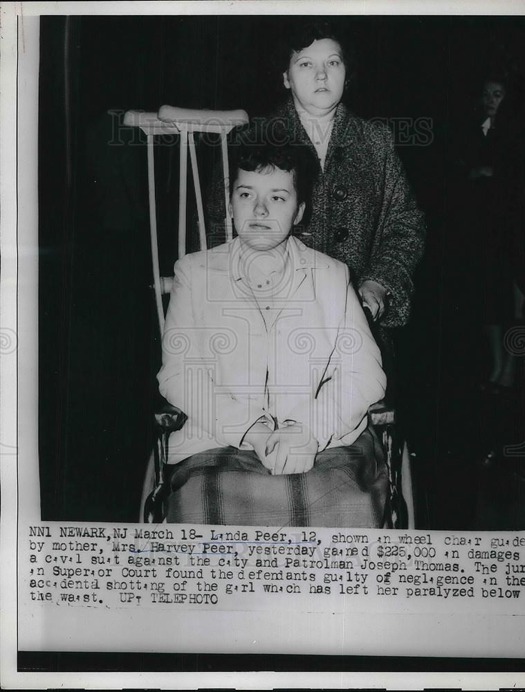 1960 Press Photo Newark, N.J. Linda Peer &amp; mom Mrs H Peer at court vs police - Historic Images