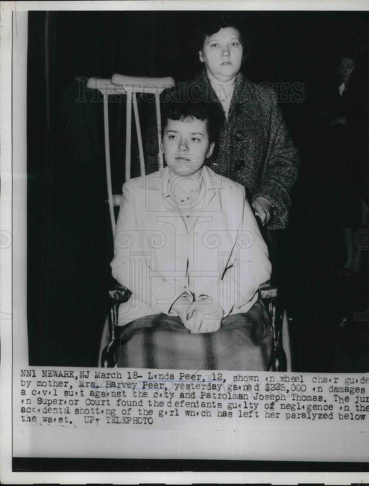 1960 Press Photo Newark, N.J. Linda Peer & mom Mrs H Peer at court vs police - Historic Images