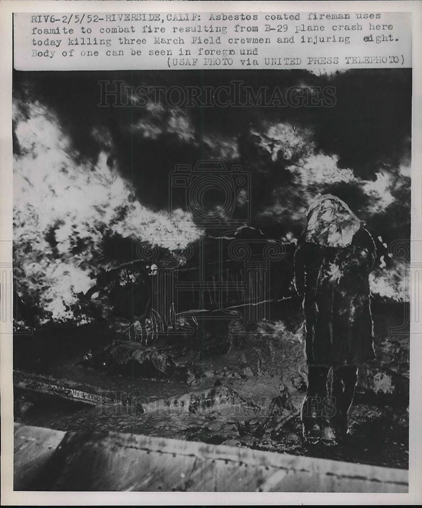 1952 Press Photo Asbestos Coated Firemen Uses Foamite To Combat Fire From B-29 - Historic Images