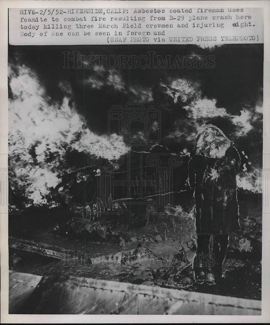 1952 Press Photo Asbestos Coated Firemen Uses Foamite To Combat Fire From B-29 - Historic Images