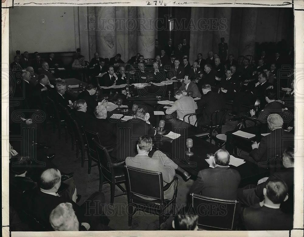 1942 Press Photo Price Administrator Leon Henderson at discussion - Historic Images