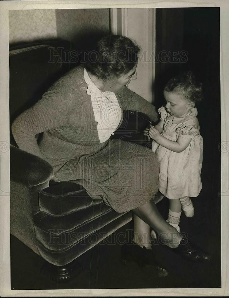 1933 Press Photo Mrs. W.S. Houck with Grandaughter Eleanor Davis - Historic Images