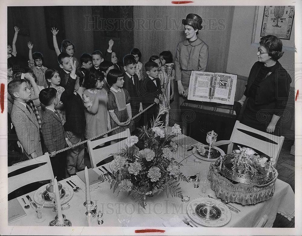 1963 Press Photo Mrs George Eisenberg and Mrs Theodore Kuntz explain passover - Historic Images