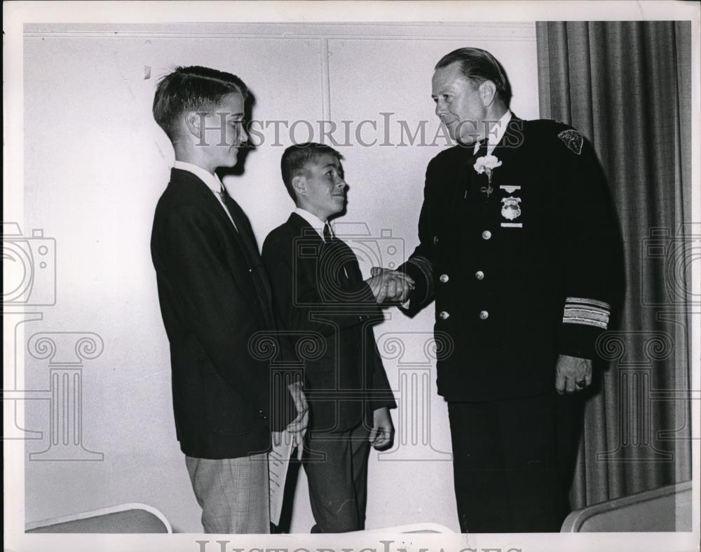 1968 Press Photo Chief Mike Blackwell shakes hands w/ M. Kearns, T. Corrigan - Historic Images