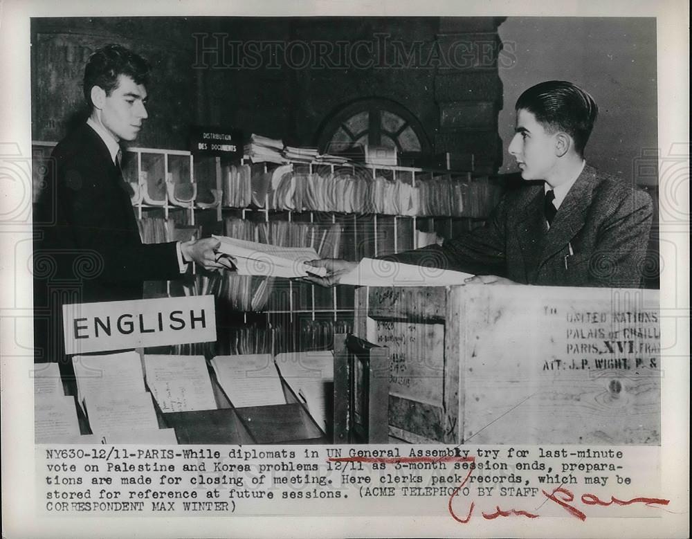 1948 Press Photo Paris, clerks pack records at UN General Assembly in Paris - Historic Images