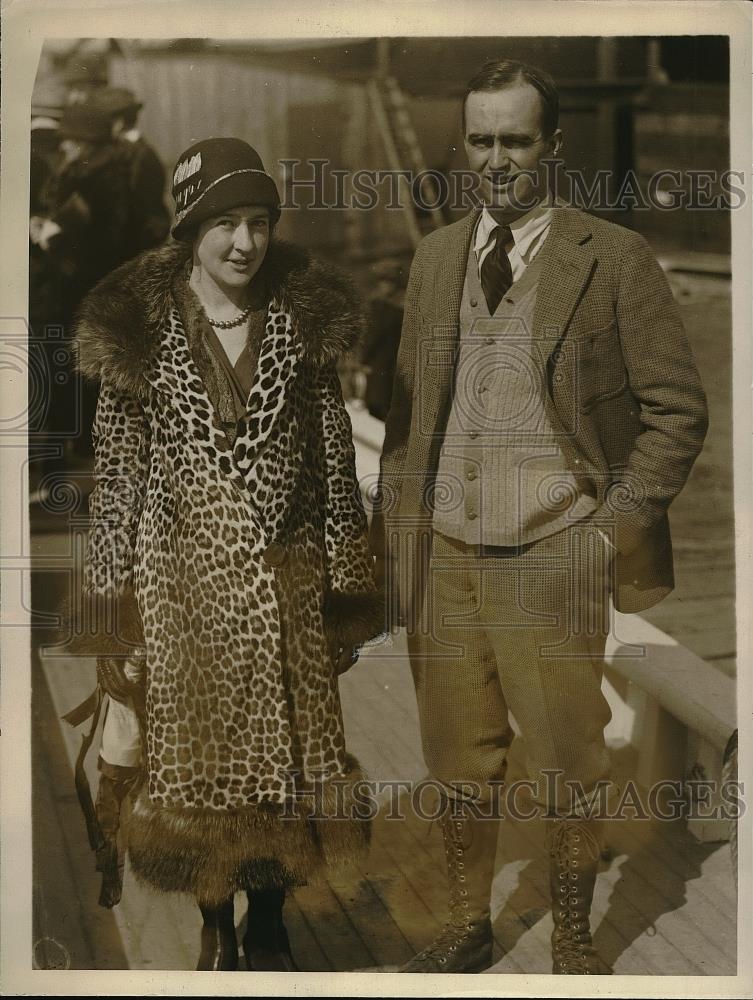 1926 Press Photo Rowe E. Metcalf and Wife, Owner of Vessel Schem - Historic Images