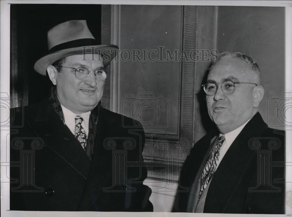 1946 Press Photo Harry Gretske &amp; Attorney James R. Quinn Of Chicago Arriving - Historic Images