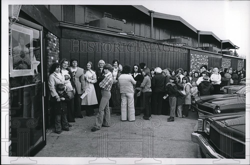 1978 Press Photo Fans Wait for Opening of Presley Convention - Historic Images