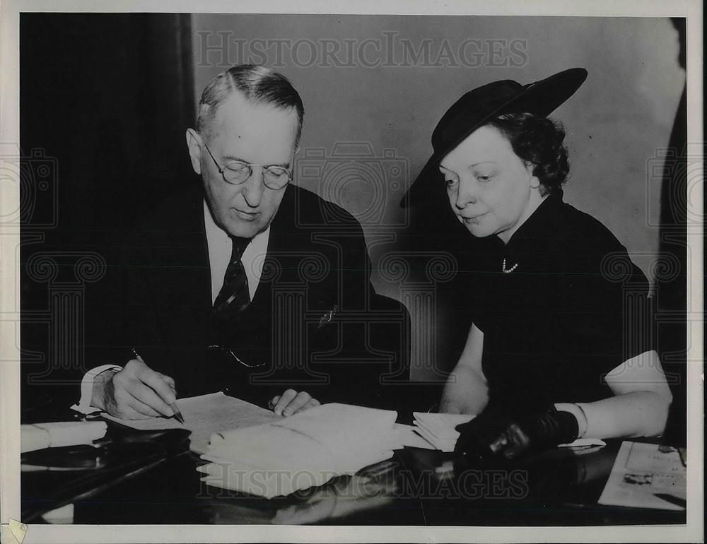 1938 Press Photo Cora Burnham with lawyer seeks $100K breach of promise suit - Historic Images