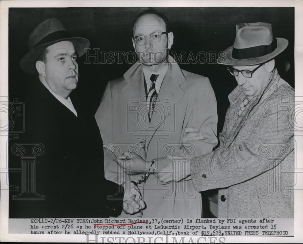 1952 Press Photo NYC, John R Bayless &amp; FBI agents arrest him for Calif robbery - Historic Images