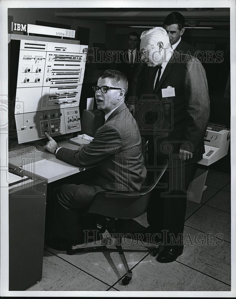 1966 Press Photo Secretary Of Agriculture Orville Freeman Pushes Button - Historic Images