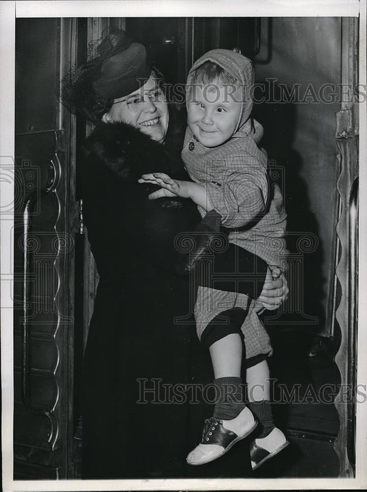 1946 Press Photo Chicago, Ill Mrs Virginia Olson & son Ron for a eye operation - Historic Images