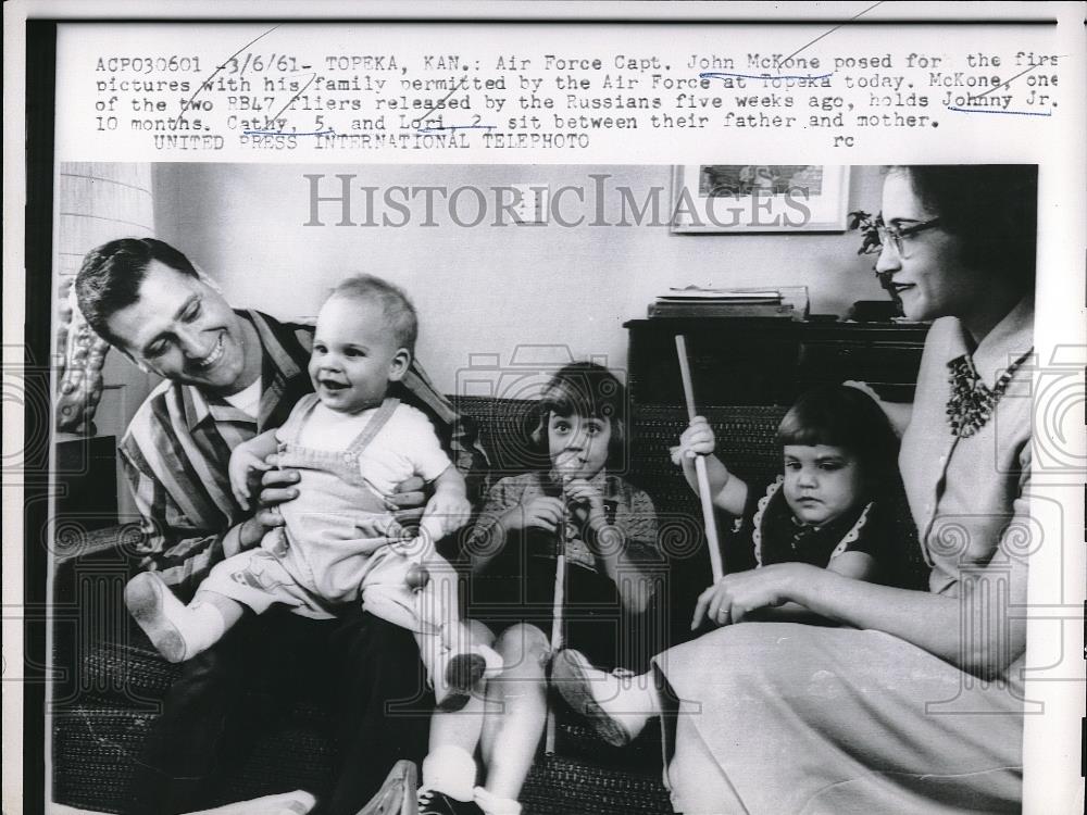 1961 Press Photo Air Force Capt. John McKone Air Force Johnny Jr., Cathy Lori - Historic Images