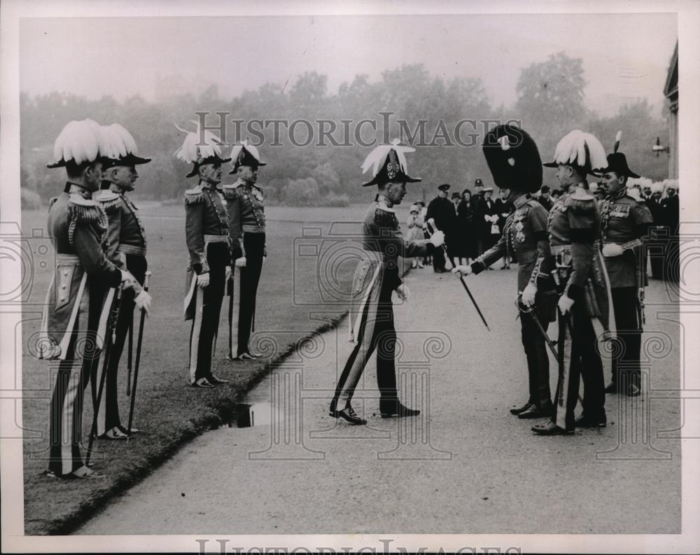 1936 Press Photo King Edward Inspects Yeoman Of The Guard At Buckingham Palace - Historic Images