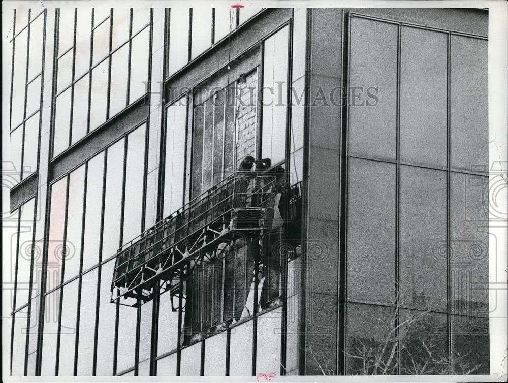1973 Press Photo Workmen repairinf Erieview tower - Historic Images