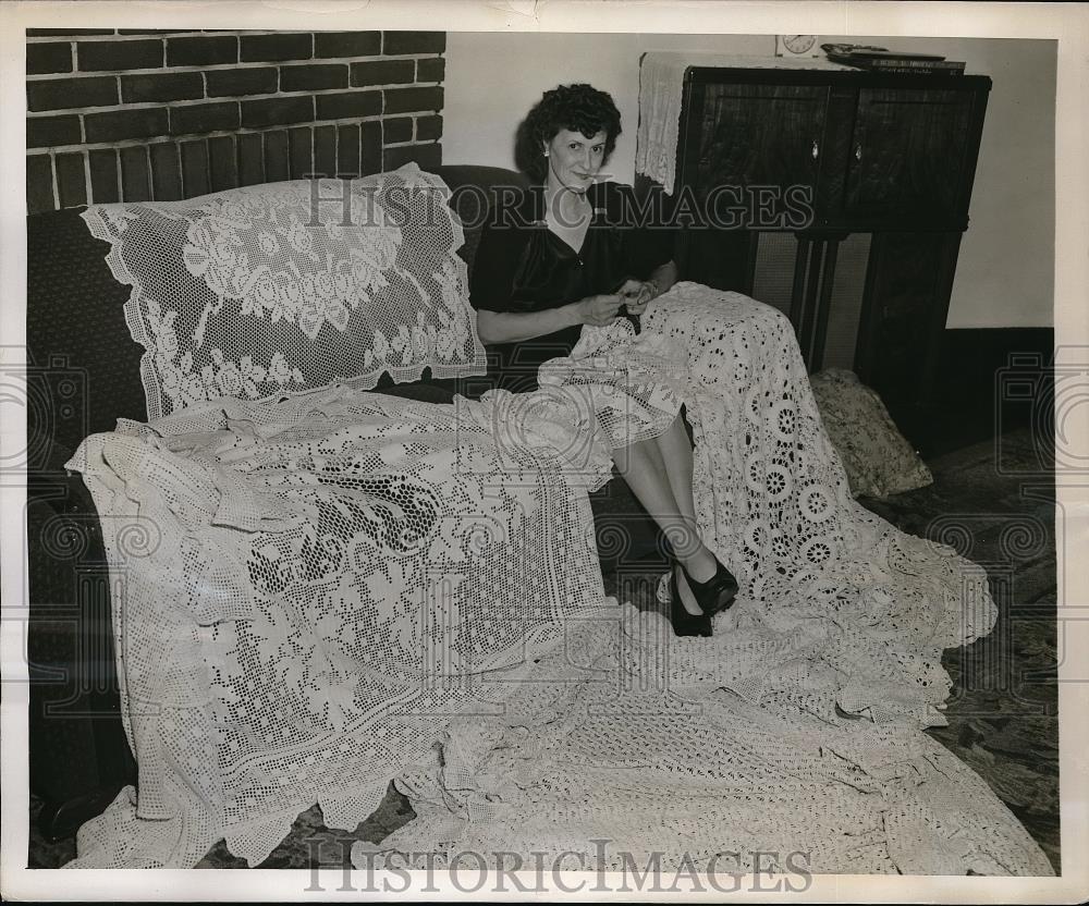 1947 Press Photo Cleveland, Ohio.Ethel Phillips &amp; her needleworks - Historic Images