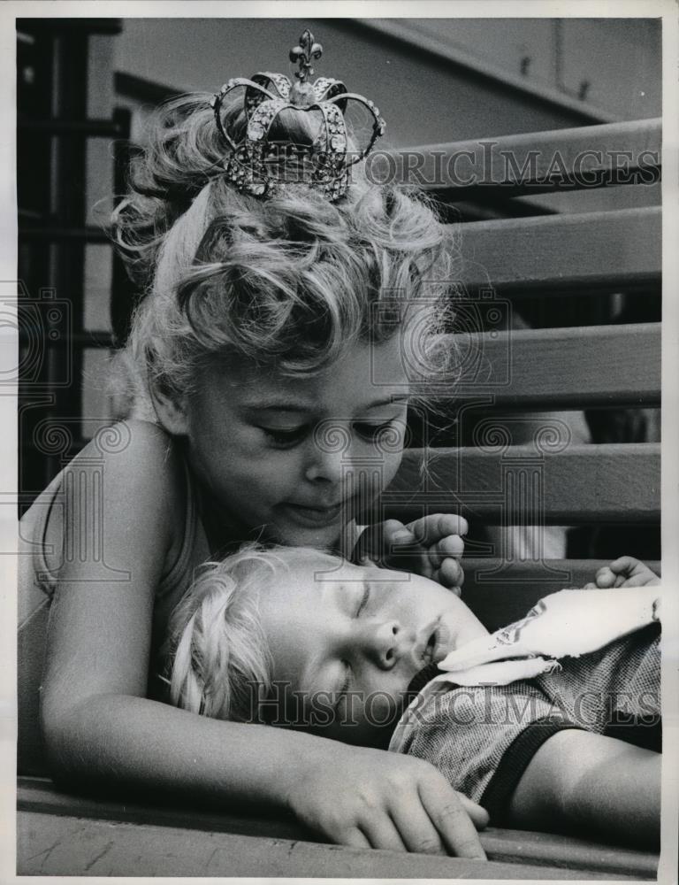 1961 Press Photo Six year old Teri Hansen and her brother Ricky - Historic Images