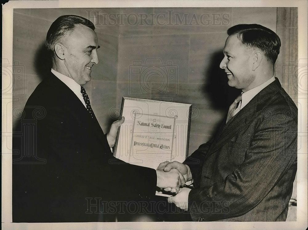 1940 Press Photo NYC, Col John Stilwell, Natl Safety Council, L Harris - Historic Images