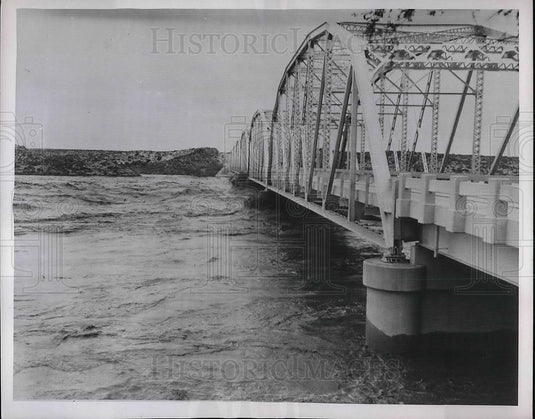 1954 Press Photo Ozona, Tx Pecos River rises toward bridge in flooding - Historic Images
