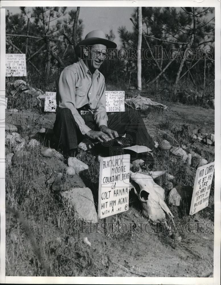 1940 Press Photo Chuck Martin, Author Prepares Grave for Victim in Book - Historic Images