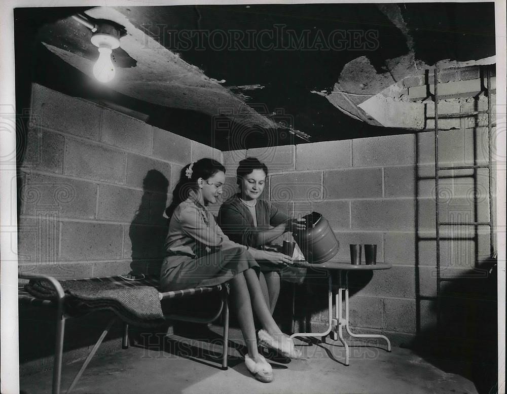 1957 Press Photo Mrs Frank Zirbes &amp; Daughter Linda At Their Home In Fairview - Historic Images