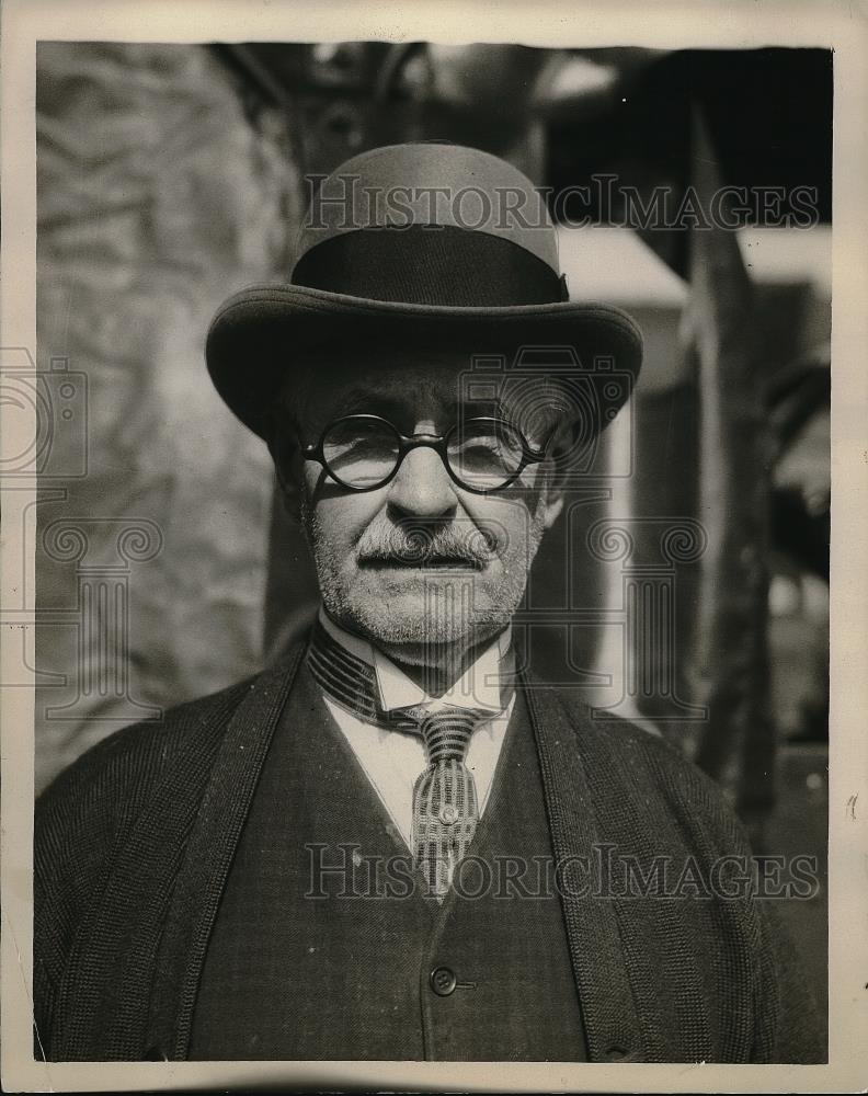 1927 Press Photo Gov. W. Meyers Standing With Hat On - Historic Images