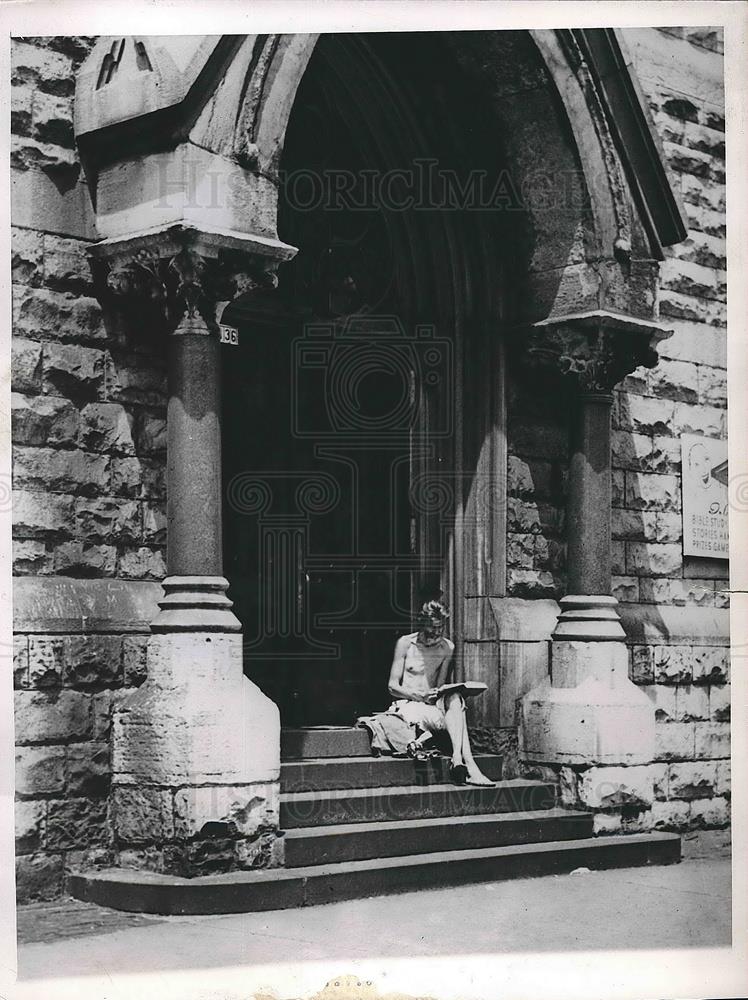 1947 Press Photo Scene from Bible, Man Sitting in Sun at Chicago Church - Historic Images