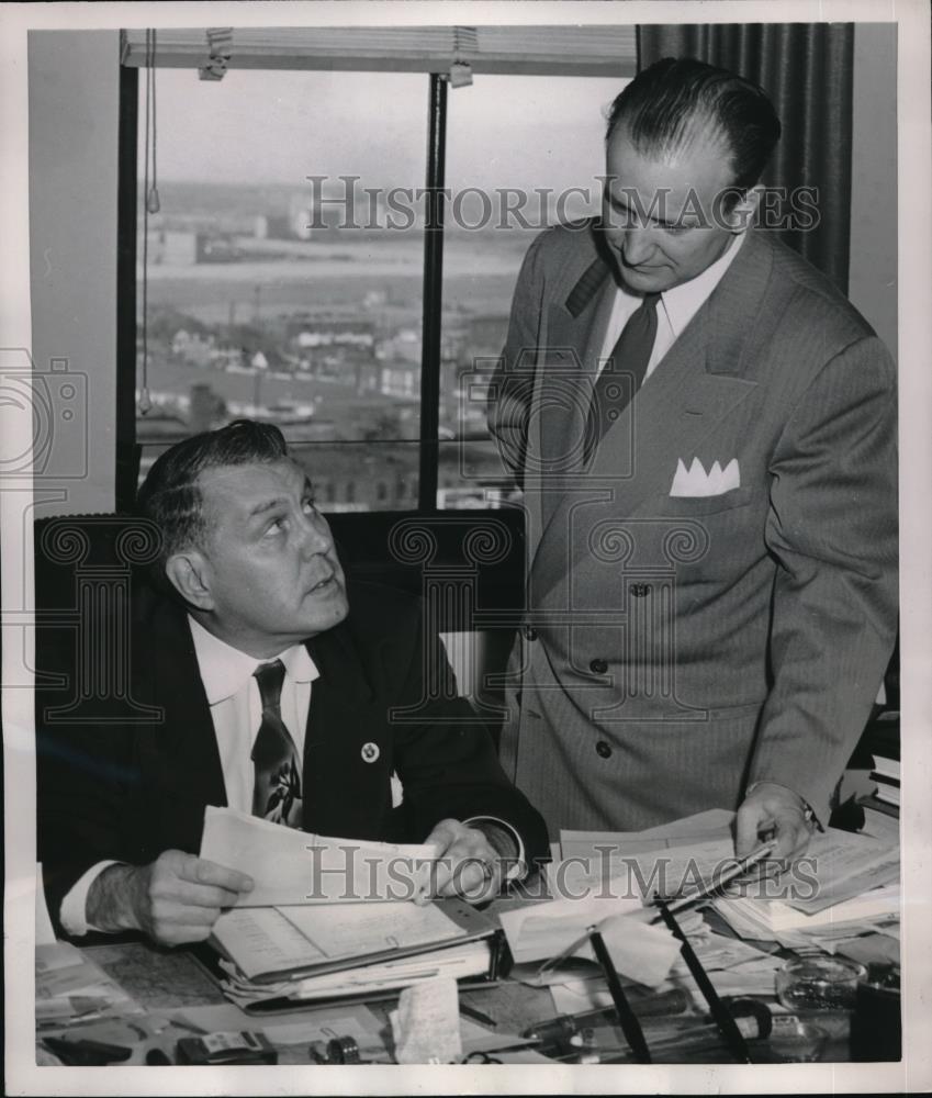 1956 Press Photo Kansas City, Mo DA Ed Scheueler &amp; asst Ken West - Historic Images