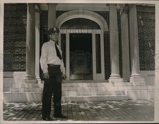 1936 Press Photo Hungarian Legation guard at chancery in Wash.D.C. - Historic Images