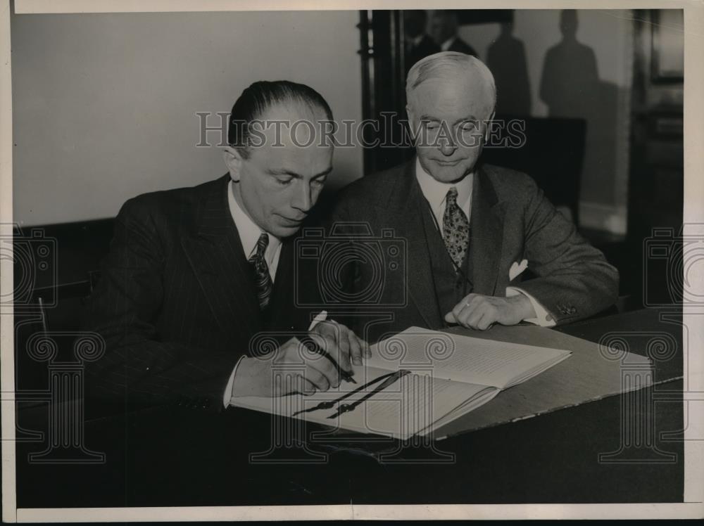 1935 Press Photo Arnold Lamping &amp; Secy of State Cordell Hull sign trade pact - Historic Images