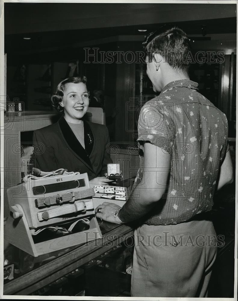 1955 Press Photo Betty Langston, sales girl at the Goldstein-Migel Co. - Historic Images