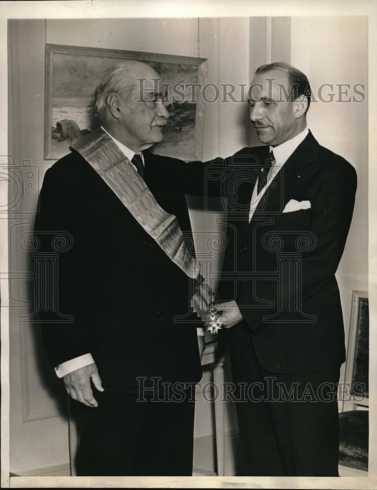 1937 Press Photo Jules Henry pins Grand Croix de la Legion on Dr Bulter - Historic Images