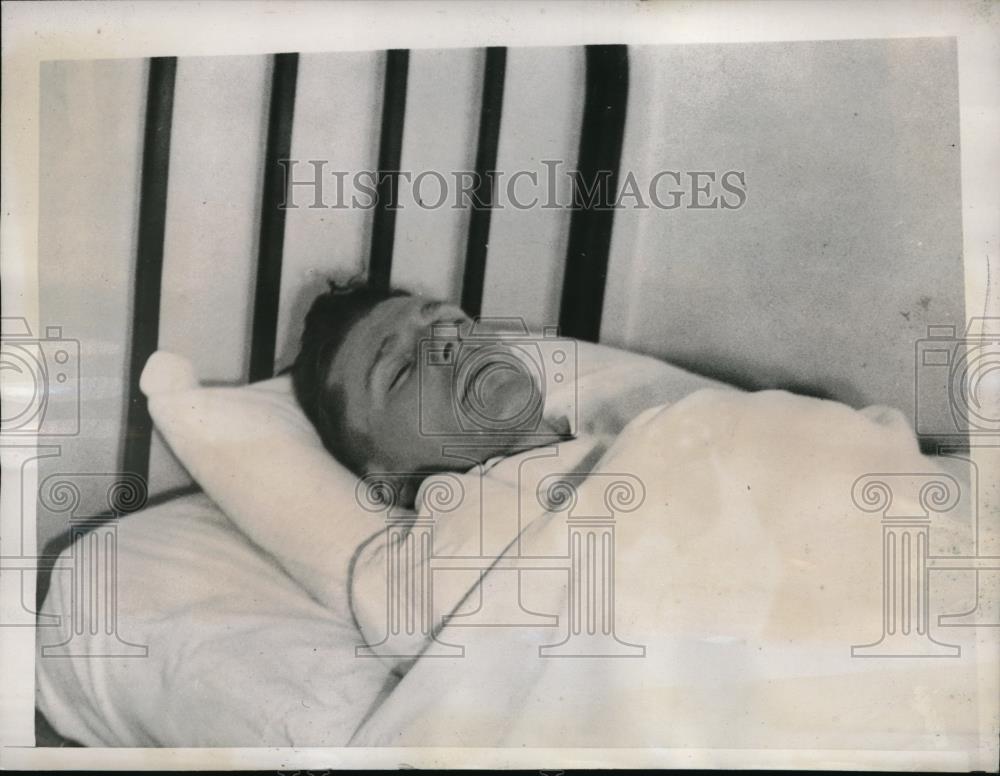 1940 Press Photo Virgil Harris with Four Bullet Wounds Believed to Be Robbert - Historic Images