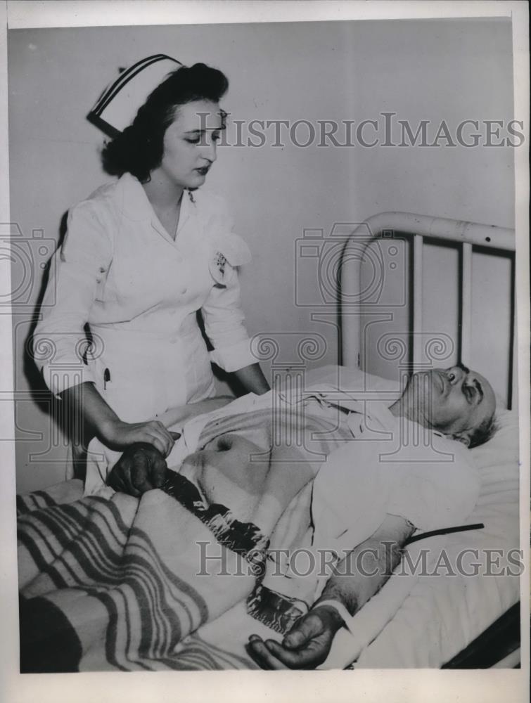 1946 Press Photo Joel Minor Tended To By Nurse Kay Garrek After Police Shootout - Historic Images