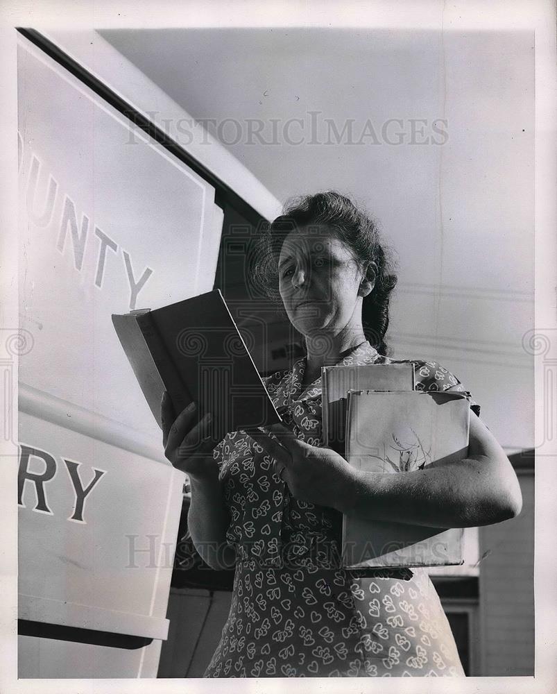 1947 Press Photo Mrs. Charles Blarr with Books of Prince Georges Co. Bookmobile - Historic Images