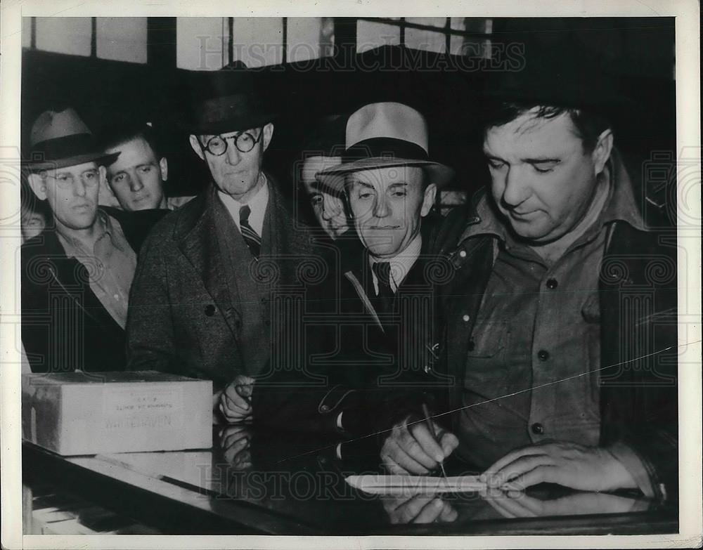 1941 Press Photo US farmers voting strike due tro low milk prices - Historic Images