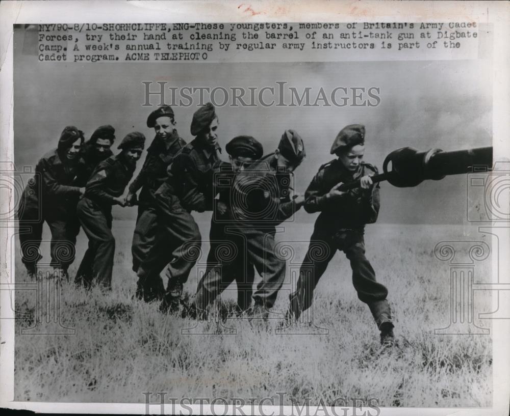 1947 Press Photo Britans army cadet forces cleaning tank - neb49474 - Historic Images