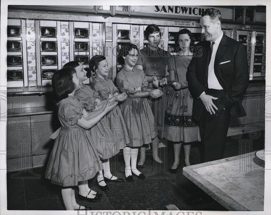 1960 Press Photo NYC, Mass Sec of State Joe Ward & his daughters - neb48100 - Historic Images