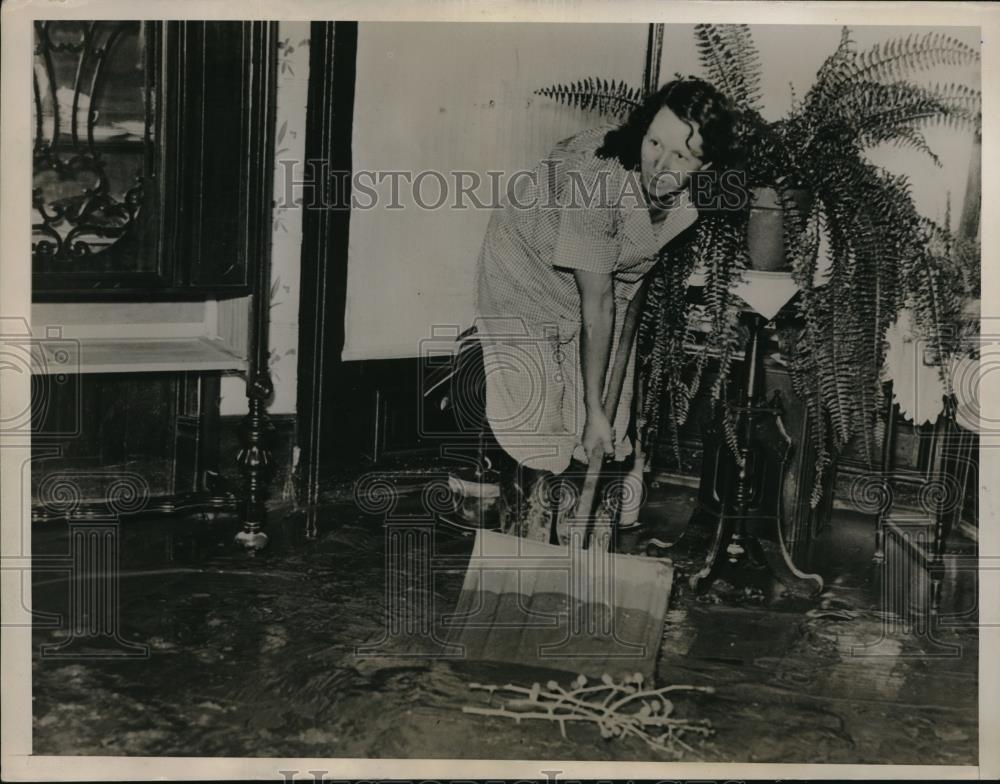 1935 Press Photo Annie Mioddleton cleaaning up flood debris in Hornell, NY - Historic Images