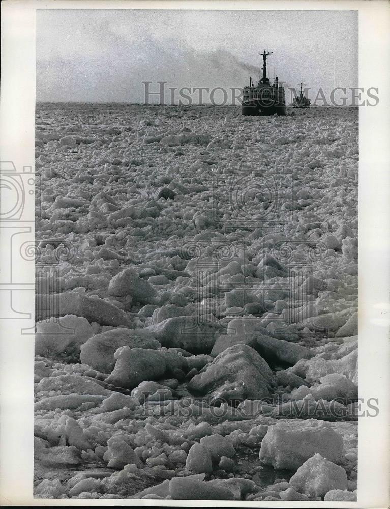 1969 Press Photo Ice Breaker John MacDonald breaking ice for the SS Manhattan - Historic Images