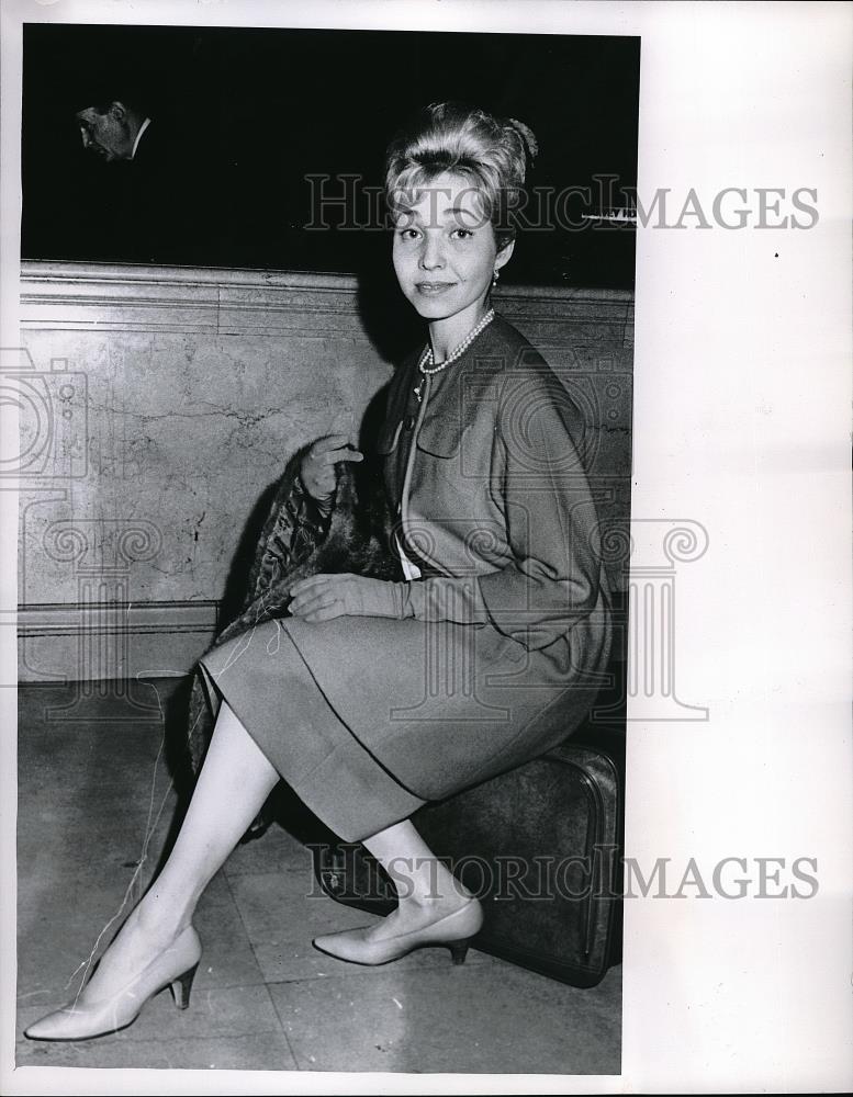 1962 Press Photo Lead Dancer Suzanne Ames in New York train Station - neb48328 - Historic Images